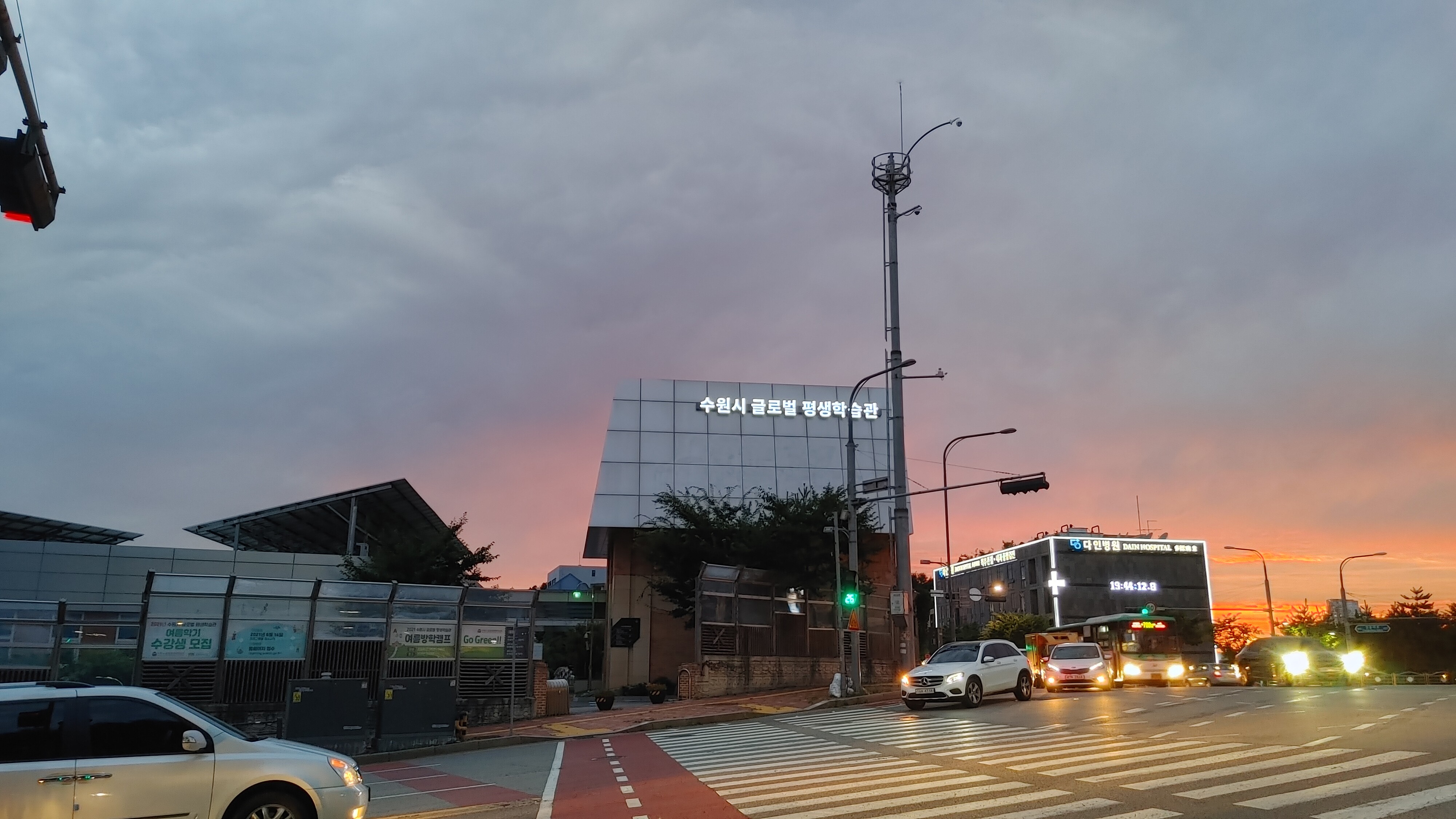 수원시 글로벌 평생학습관 외부 간판이 교체되었습니다. 메인 이미지