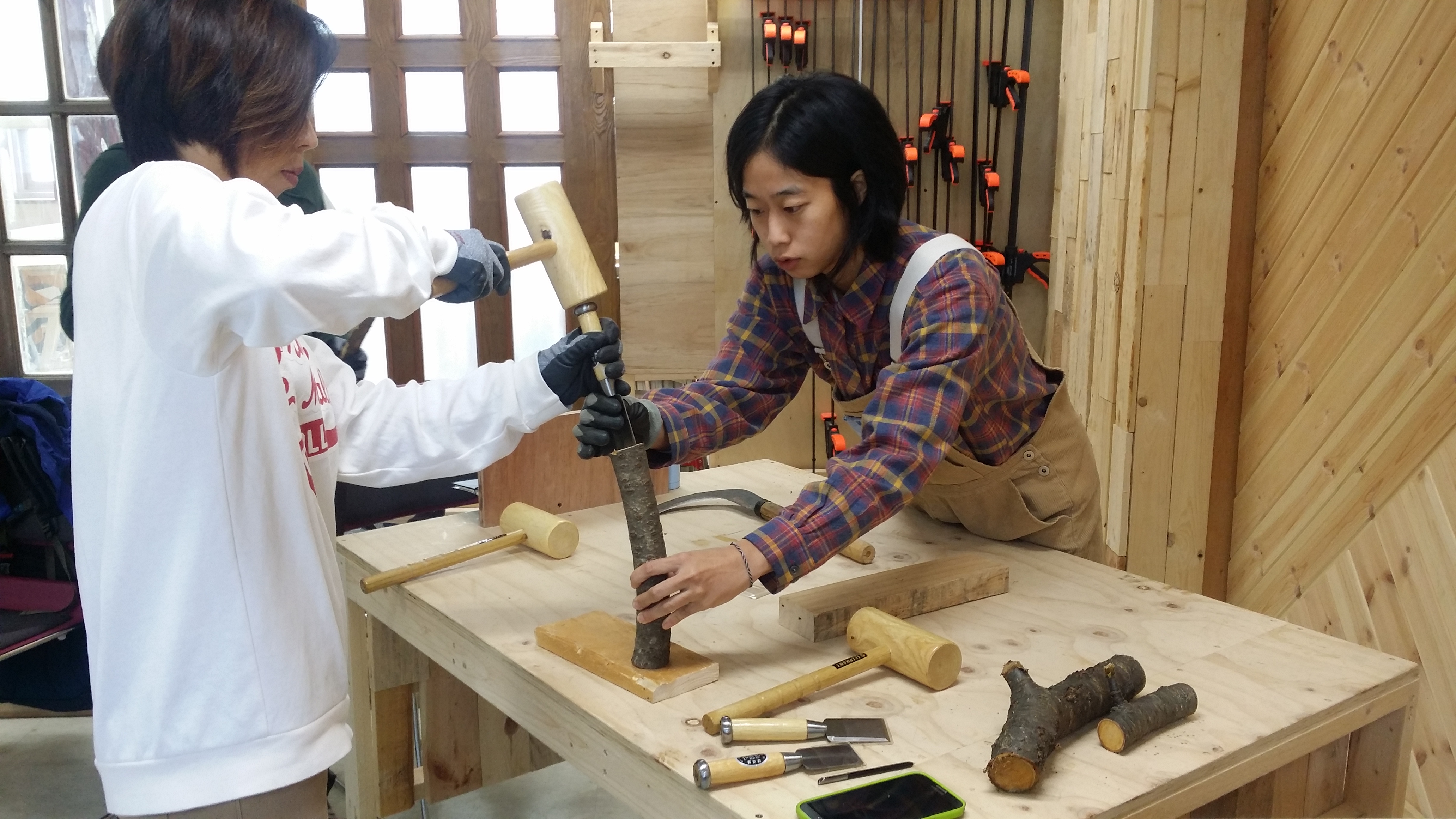 동네수작업장 나무깎는 생활 1번 이미지