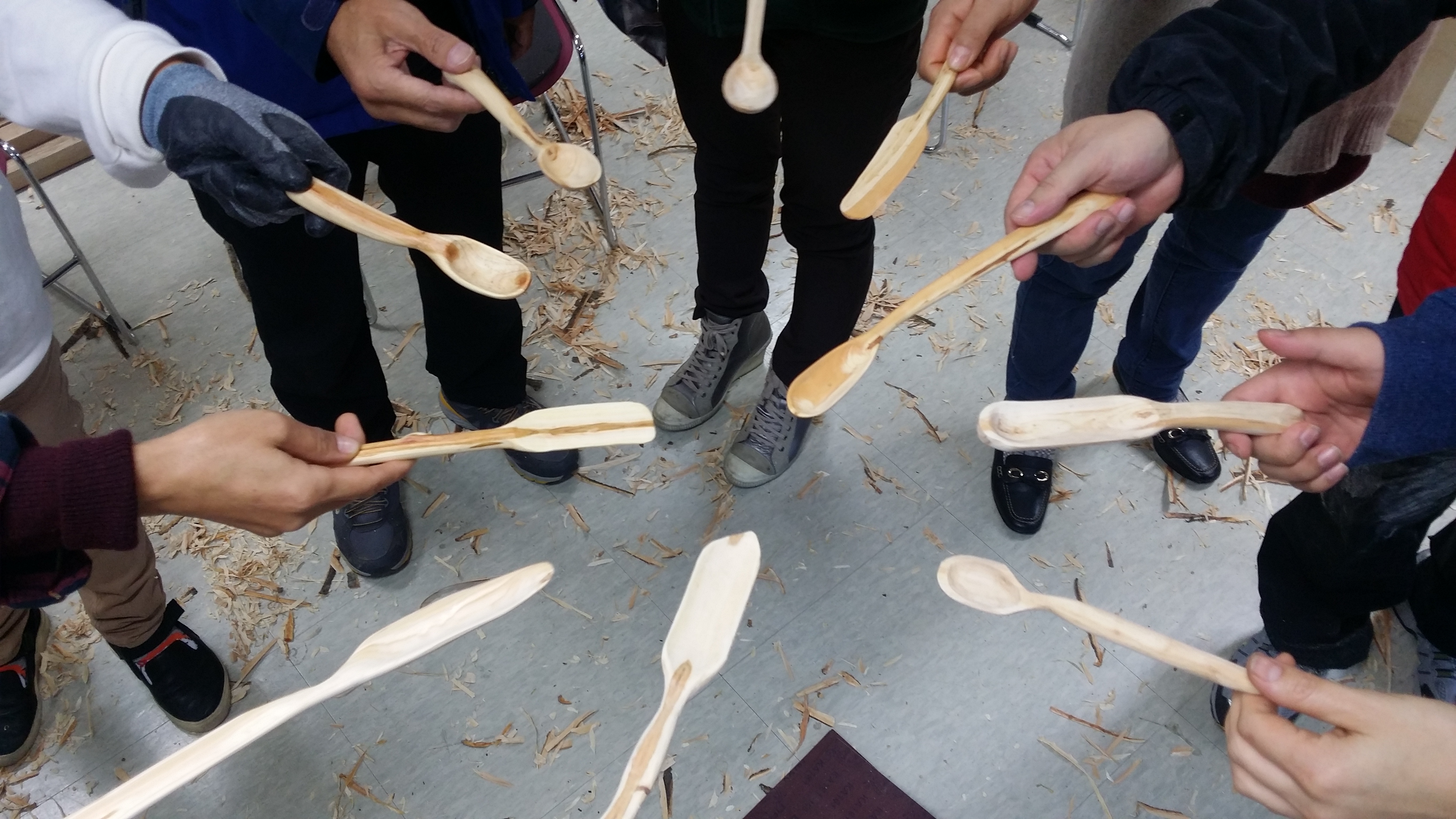 동네수작업장 나무깎는 생활 메인 이미지