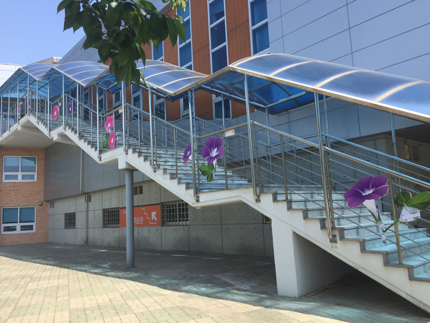 수원시글로벌평생학습관 나팔꽃 계단 1번 이미지