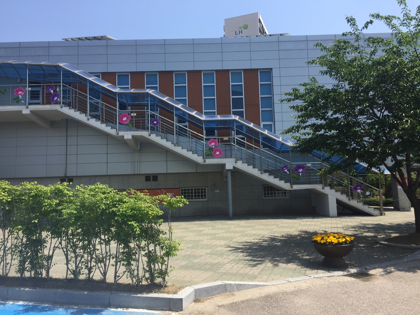 수원시글로벌평생학습관 나팔꽃 계단 3번 이미지