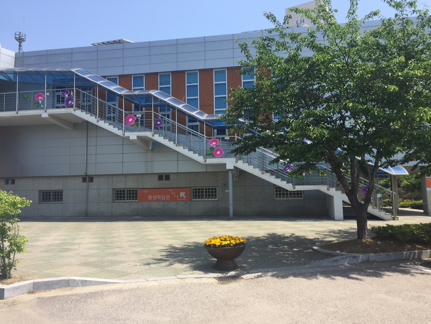 수원시글로벌평생학습관 나팔꽃 계단 4번 이미지